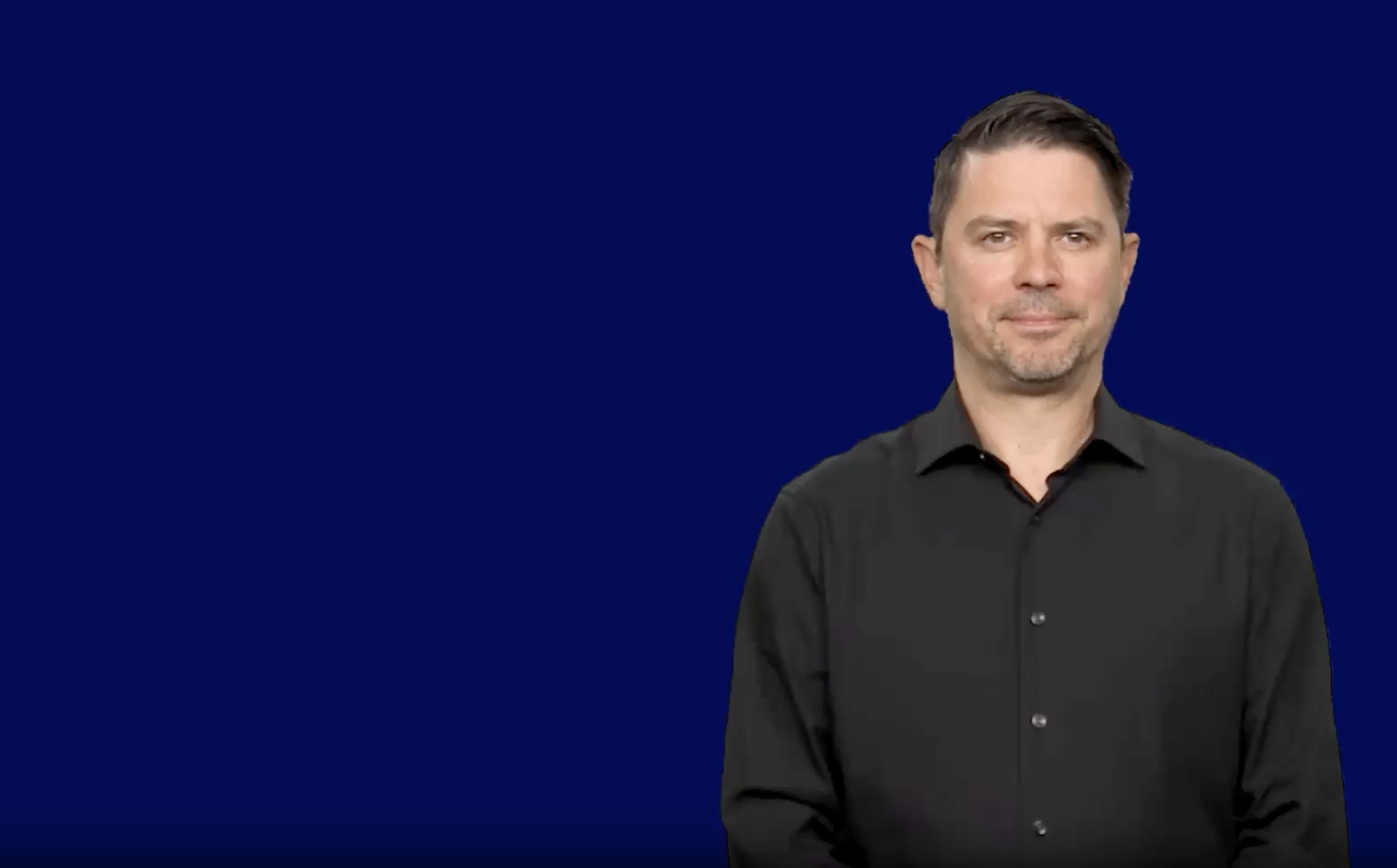Bild von einem Mann auf blauem Hintergrund