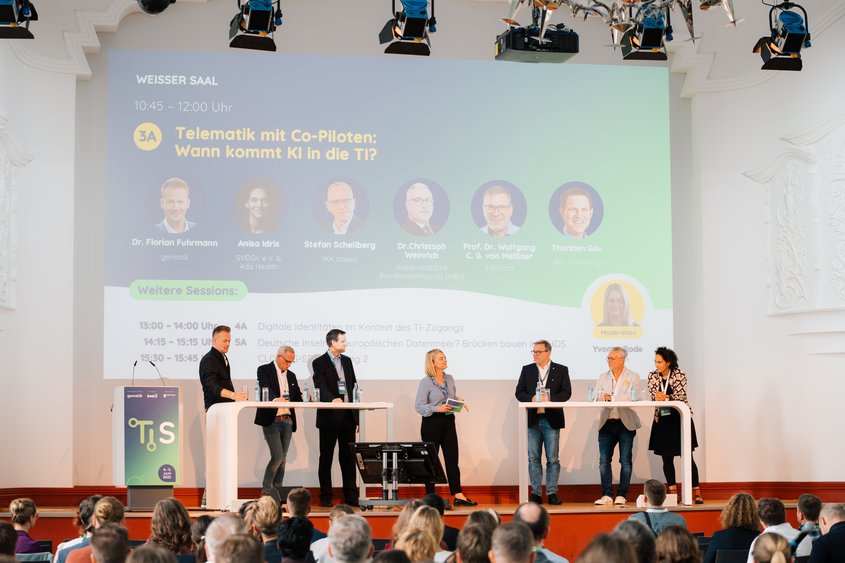 Panel mit sieben Leuten auf dem Summit