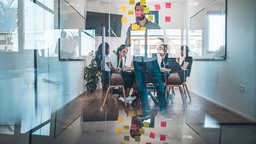 Blick in ein Büro mit Klebezetteln an der Wand