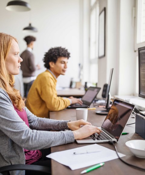 Frau sitzt am Laptop